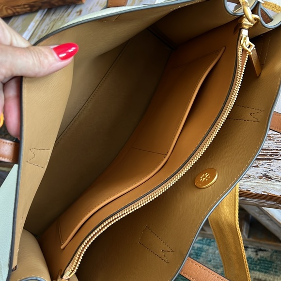 Tory Burch Emerson Bucket Bag. Color Ivorry. Condition is like New. - Picture 7 of 8